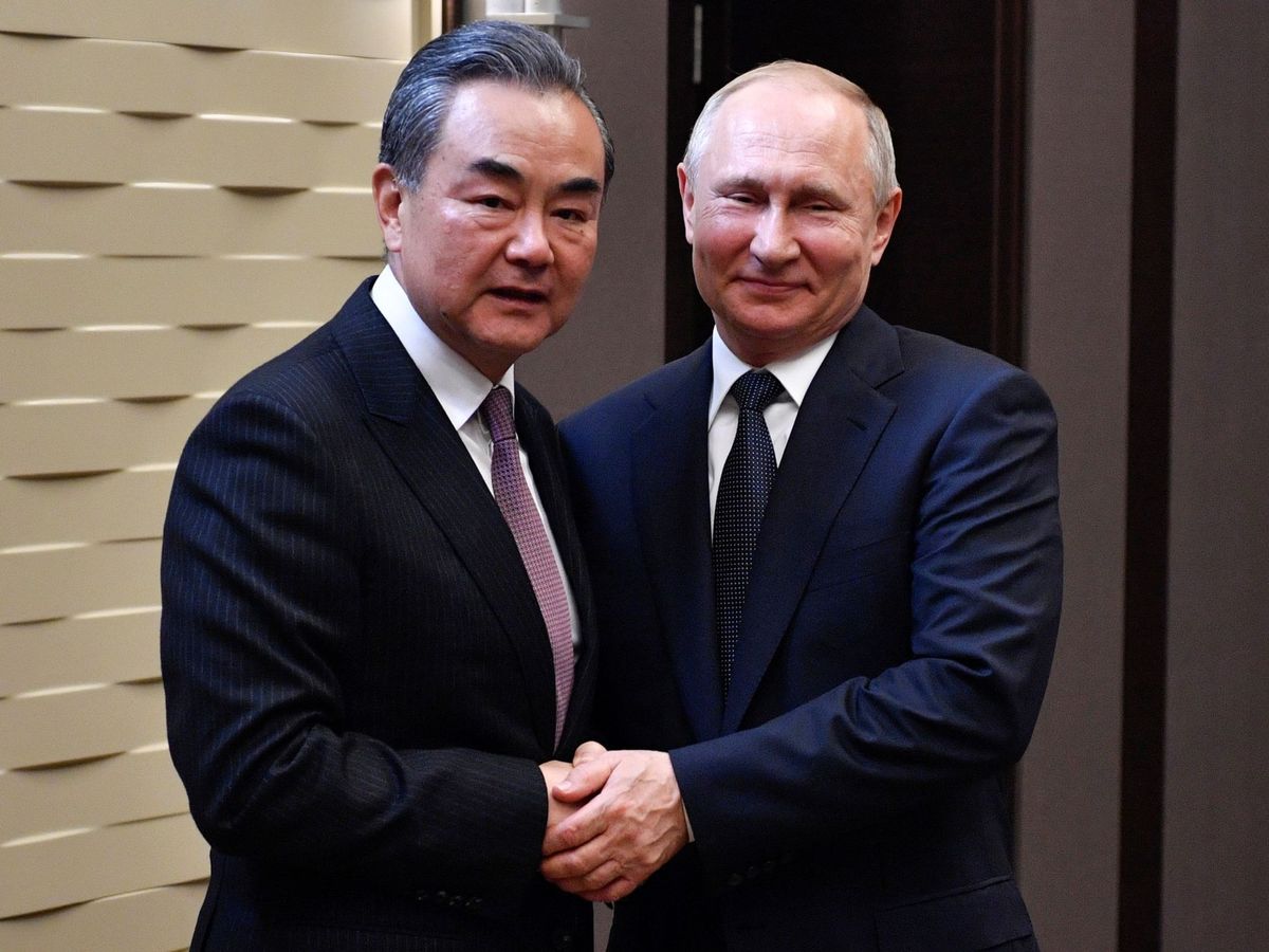 Foto:  El presidente ruso, Vladímir Putin (d), saluda al ministro chino de Exteriores, Wang Yi (izda), en 2019. (EFE/Alexander Nemenov)