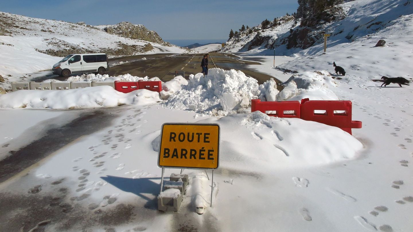 Imagen de archivo de un paso fronterizo cerrado en Navarra. (EFE/Jesús Diges)