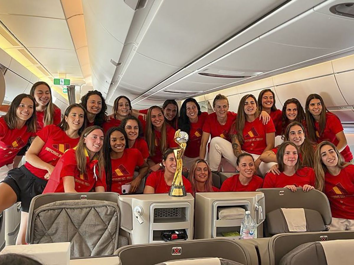 Foto: Las jugadoras de la selección española de fútbol, campeonas del Mundial de Australia y Nueva Zelanda, posan en el avión Airbus A350 de Iberia Talento a Bordo. (EFE/Iberia)