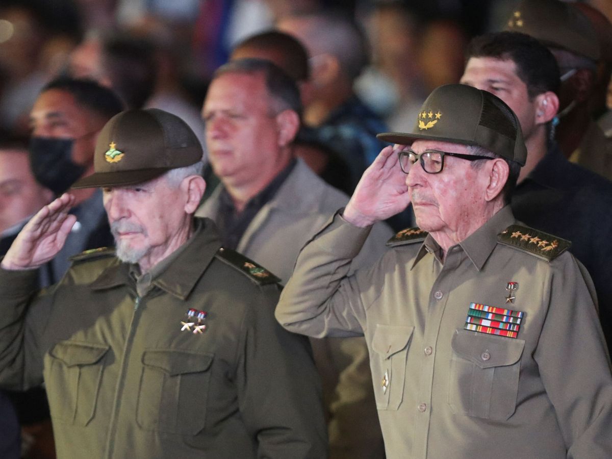 Foto: El exvicepresidente cubano Ramiro Valdés y el expresidente Raúl Castro asisten a la Marcha de las Antorchas. (Reuters/Yander Zamora)