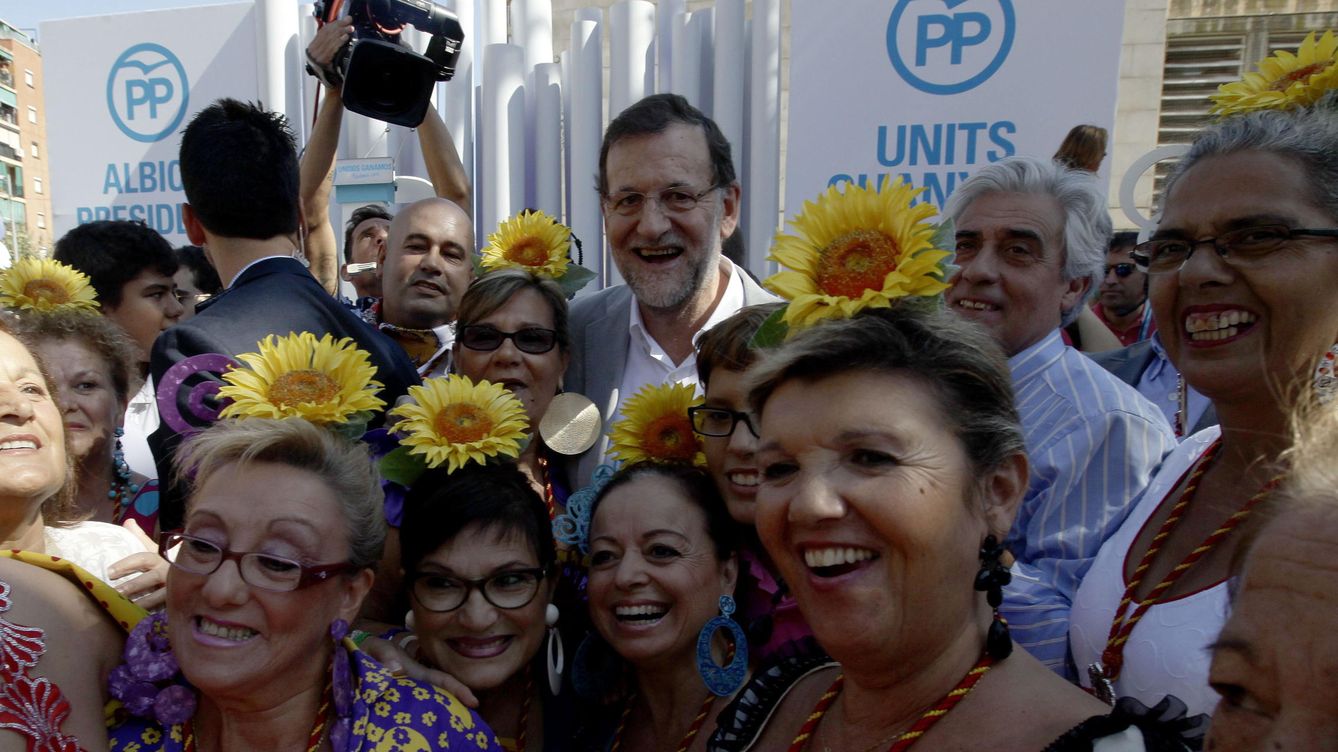 Foto: Rajoy, en Badalona, con simpatizantes del PPC. (EFE)