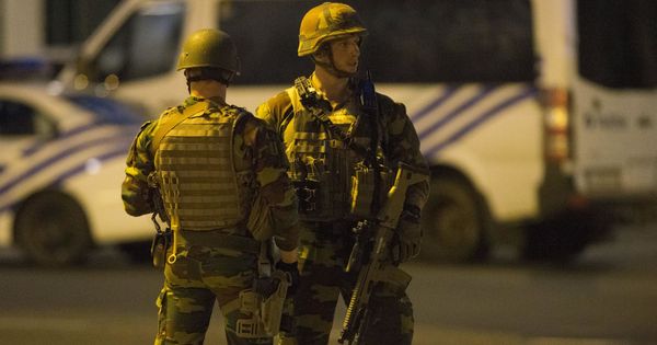 Foto: Soldados prestan guardia en el exterior de la Estación Central de trenes de Bruselas. (EFE)