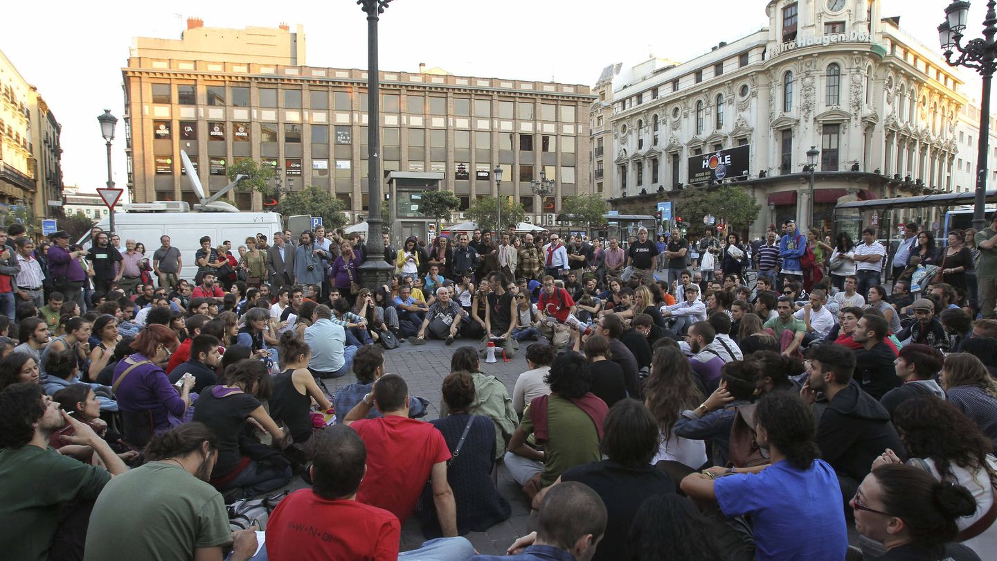 Protesta del Movimiento 15-M en la plaza de Jacinto Benavente. (EFE/Kiko Huesca)  