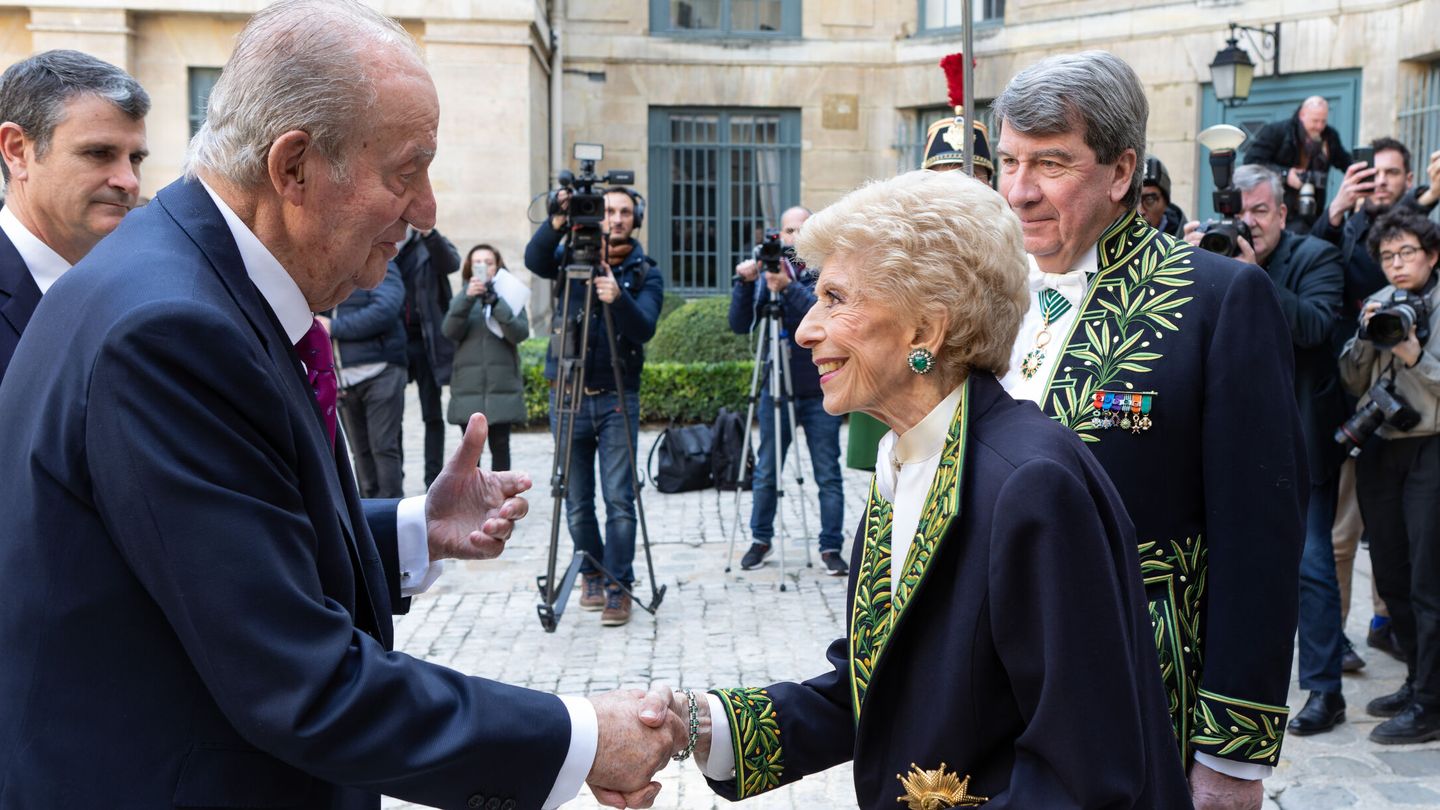 El rey Juan Carlos I saluda a la directora de la Academia Francesa, Hélène Carrére d'Encausse. (EFE/Michel Monsay) 