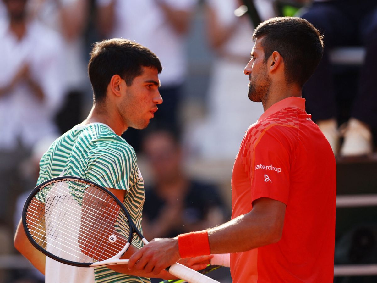 Foto: Novak Djokovic y Carlos Alcaraz se saludan después del partido de semifinales. (REUTERS/Lisi Niesner).