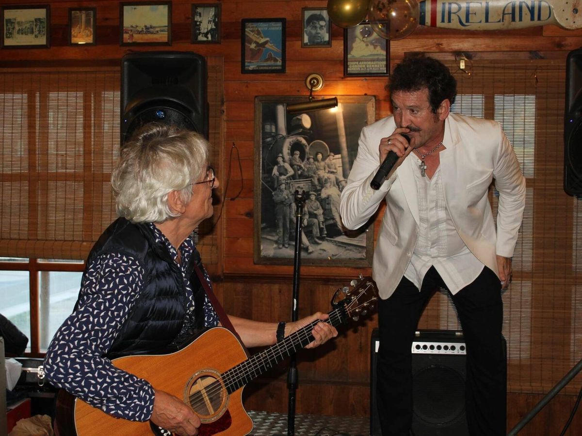Foto: Salvador Garrido, junto al músico Iñaki Fernández, versionando a los Beatles. (Cedida)