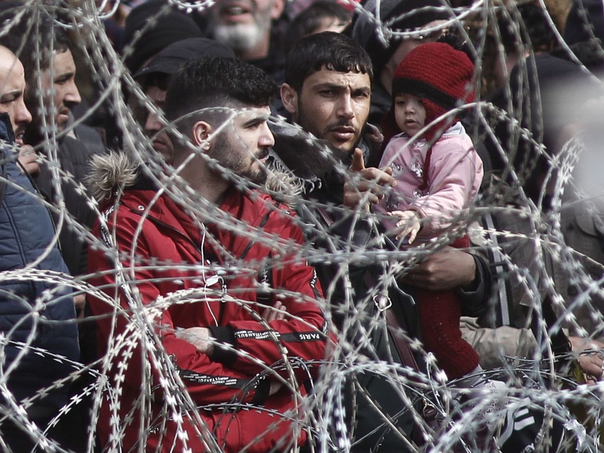 Foto: Refugiados e inmigrantes en la frontera entre Turquía y Grecia. (EFE)