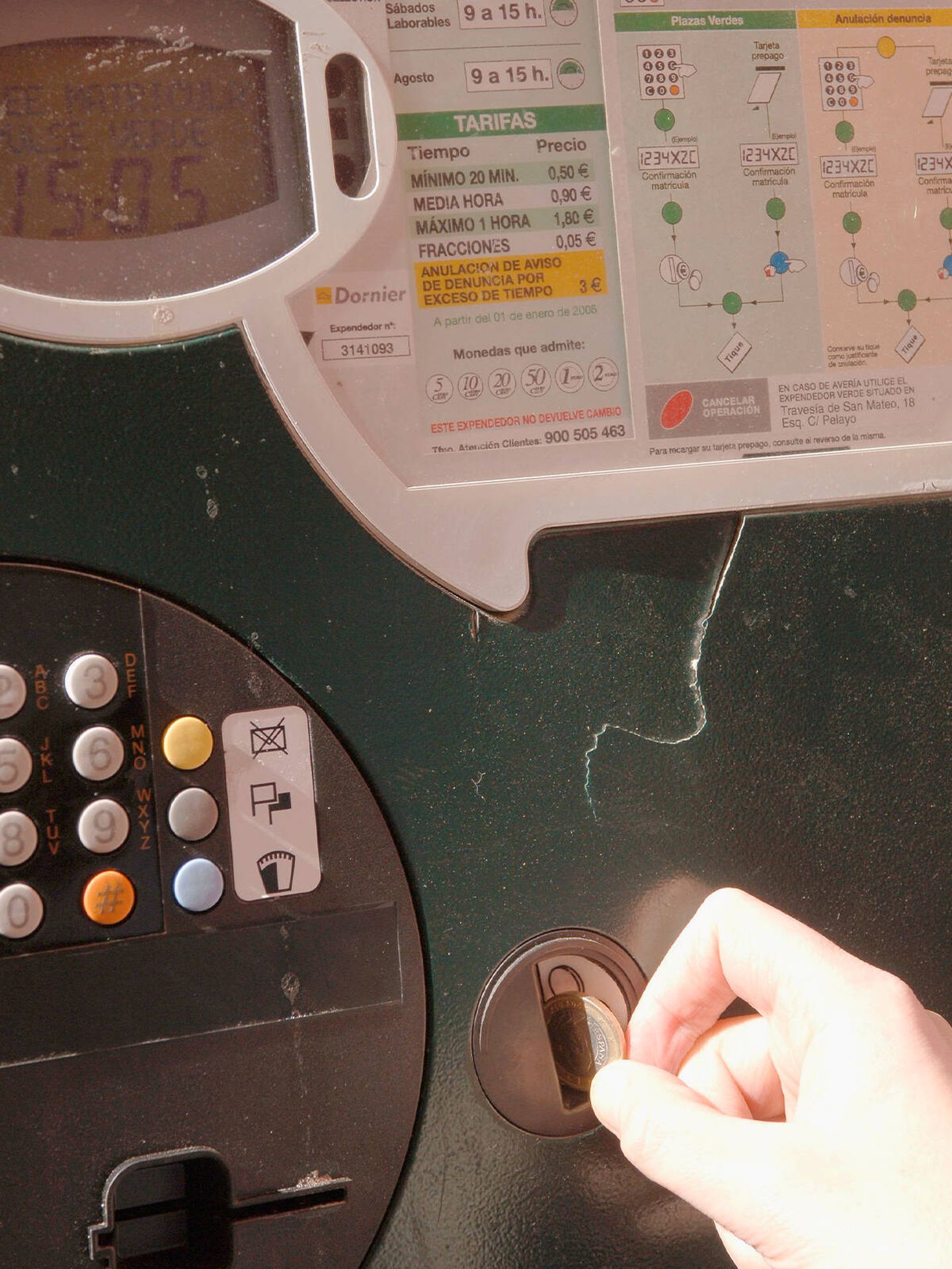 Un usuario pagando el parquímetro en 2006. (Getty/Carlos Álvarez)