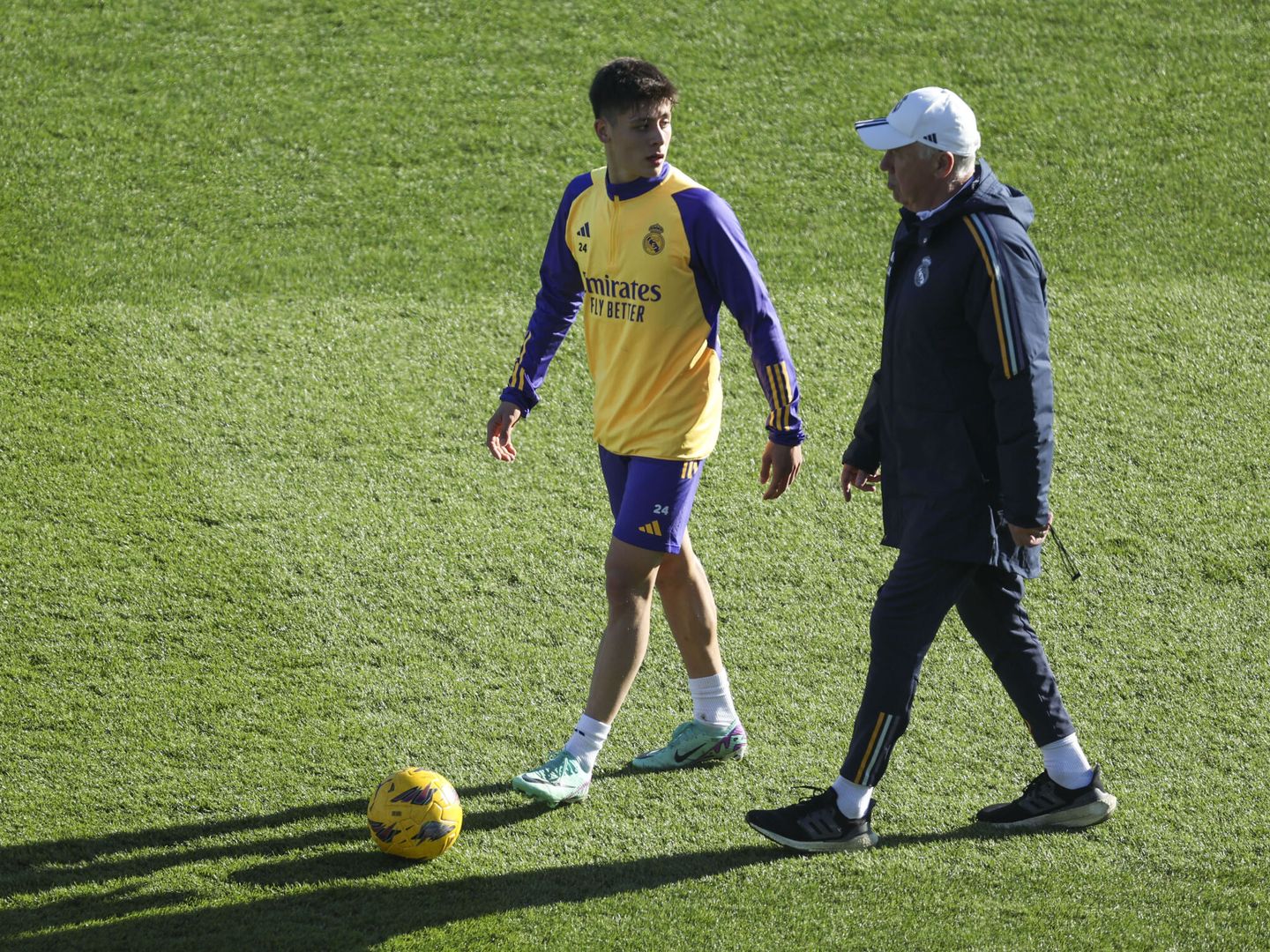 Carlo Ancelotti charla con Arda Güler en un entrenamiento. (EFE  Kiko Huesca)