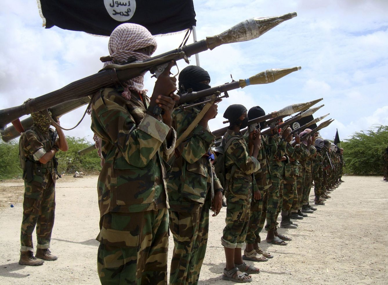 Miembros de Al Shabaab desfilan tras completar su entrenamiento, en Mogadiscio, en octubre de 2010. (Reuters)