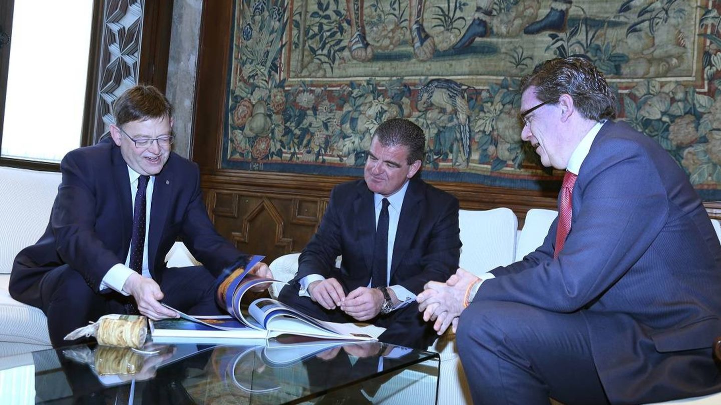 El presidente de Stadler Valencia, Iñigo Parra, (I), con el presidente de la matriz suiza, Peter Spuhler (c), y Ximo Puig.