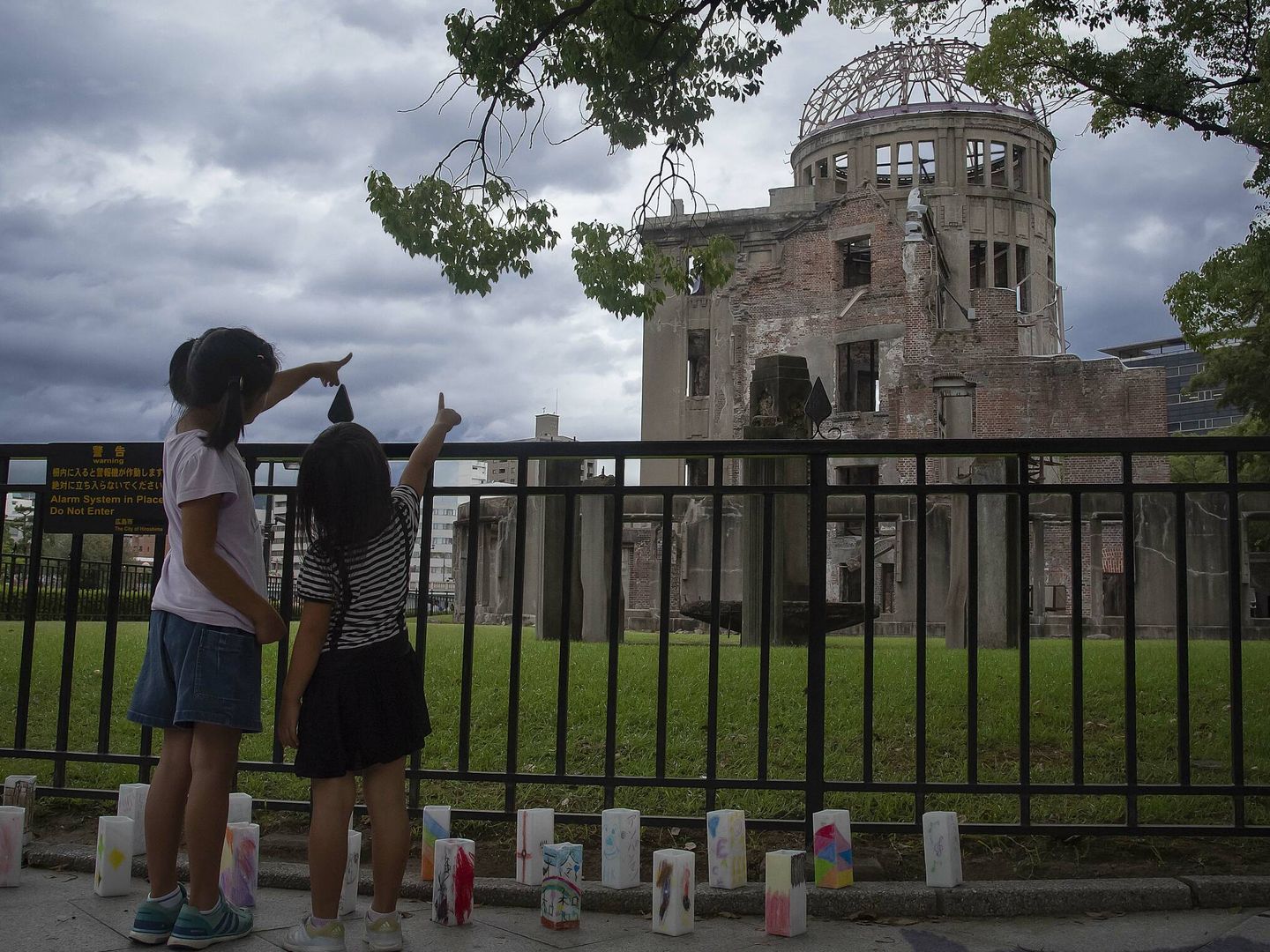 Dos niñas ante el Genbaku, el monumento de la paz de Hiroshima. TOÑI GUERRERO