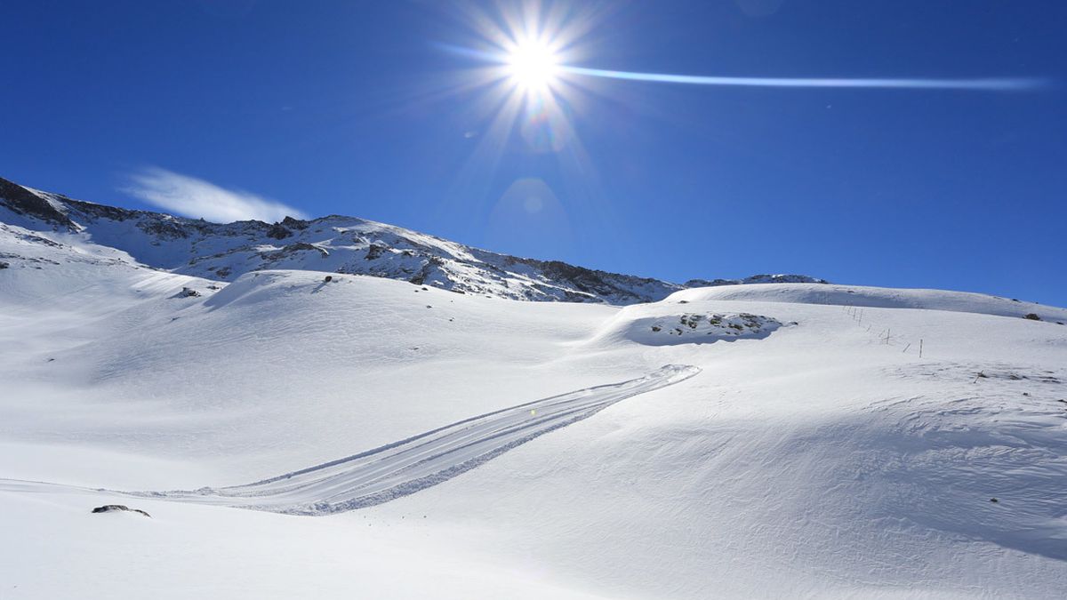Sierra Nevada: esquí bajo el sol y a menos de una hora de la tumbona en la playa