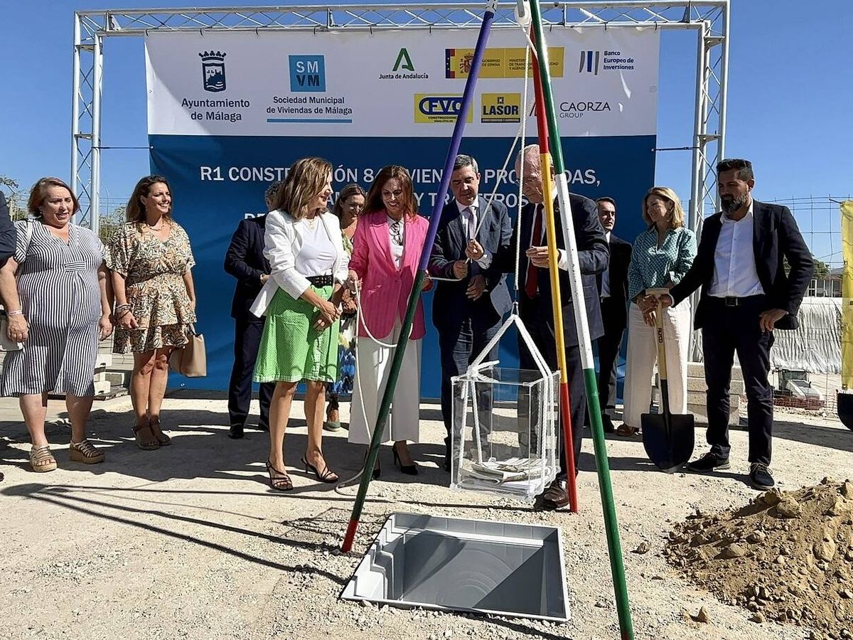 Foto: Acto de colocación de la primera piedra de la promoción de 84 viviendas públicas. (Ayuntamiento de Málaga)