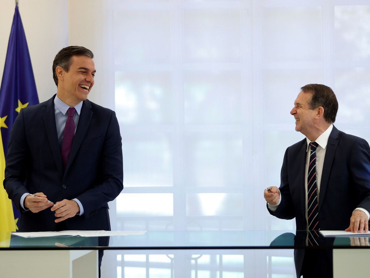 Foto: El presidente del Gobierno, Pedro Sánchez, y el presidente FEMP, Abel Caballero, durante la firma del acuerdo. (EFE)