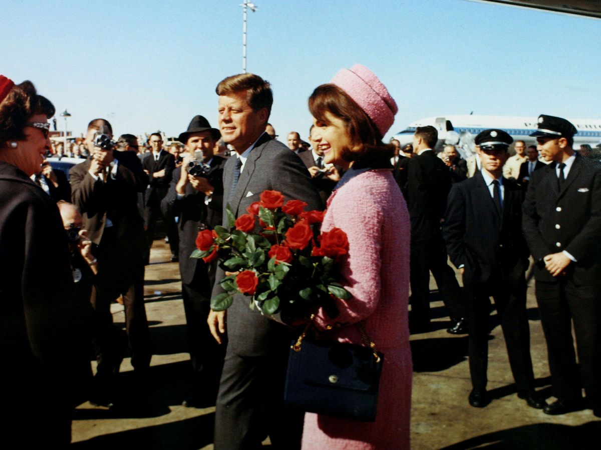 Foto: JFK y Jackie Kennedy a su llegada a Dallas en 1963, menos de una hora antes del tiroteo. (Reuters) 