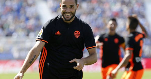 Foto: Mario Suárez celebra un gol marcado con el Valencia la pasada temporada. (EFE)