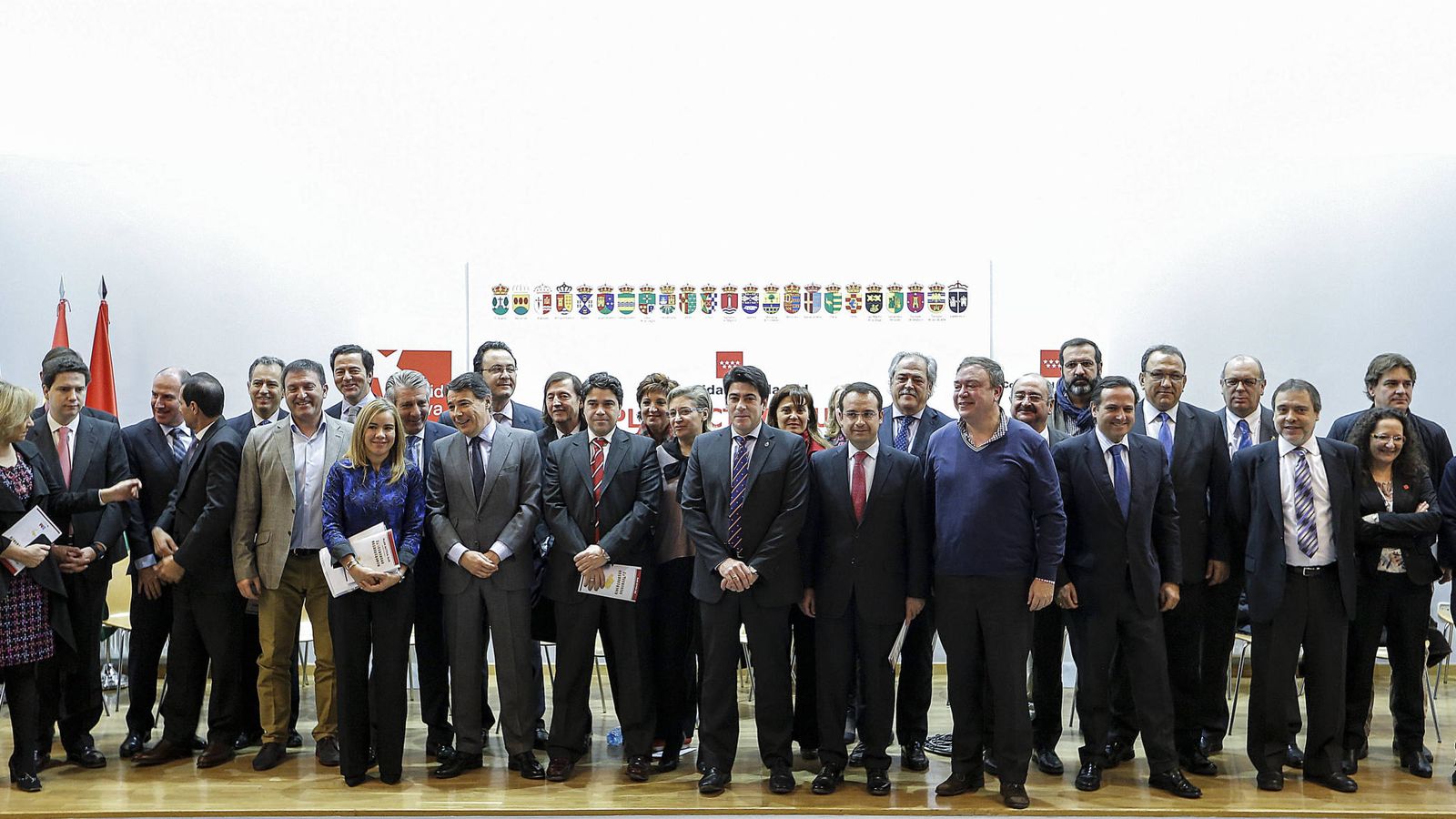 Foto: El expresidente regional Ignacio González, presentando en enero de 2015 el Plan Activa Sur con muchos alcaldes de la zona.