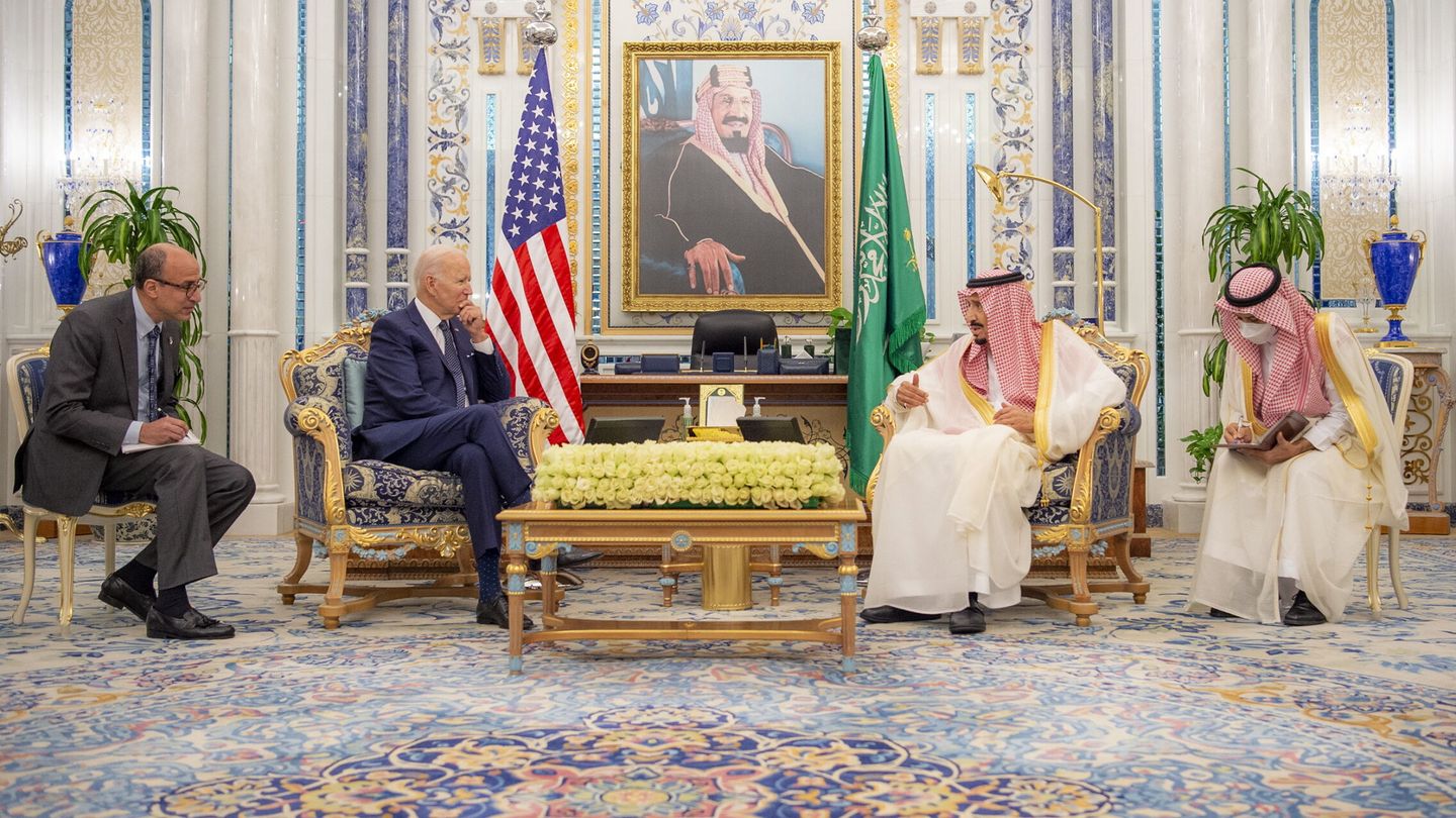 El príncipe heredero saudí recibe al presidente estadounidense. (EFE/EPA/Bandar Aljaloud)