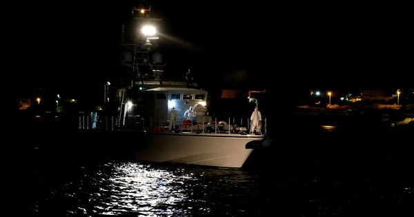 Foto: Un barco de la guardia costera italiana en misión de rescate frente a Lampedusa. (Reuters)