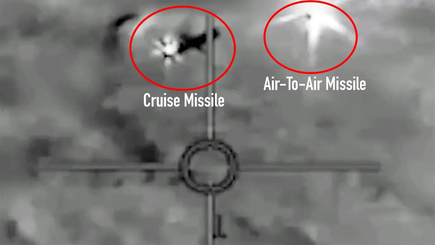 Captura del vídeo de la IAF en el que se ve el misil crucero y el AIM-9X Sidewinder (derecha). (IAF/The Warzone)
