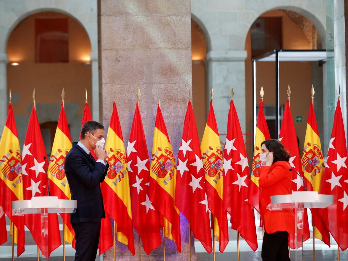 Foto: La presidenta de la Comunidad de Madrid, Isabel Díaz Ayuso, y el presidente del Gobierno, Pedro Sánchez, al inicio de su comparecencia conjunta. (EFE)