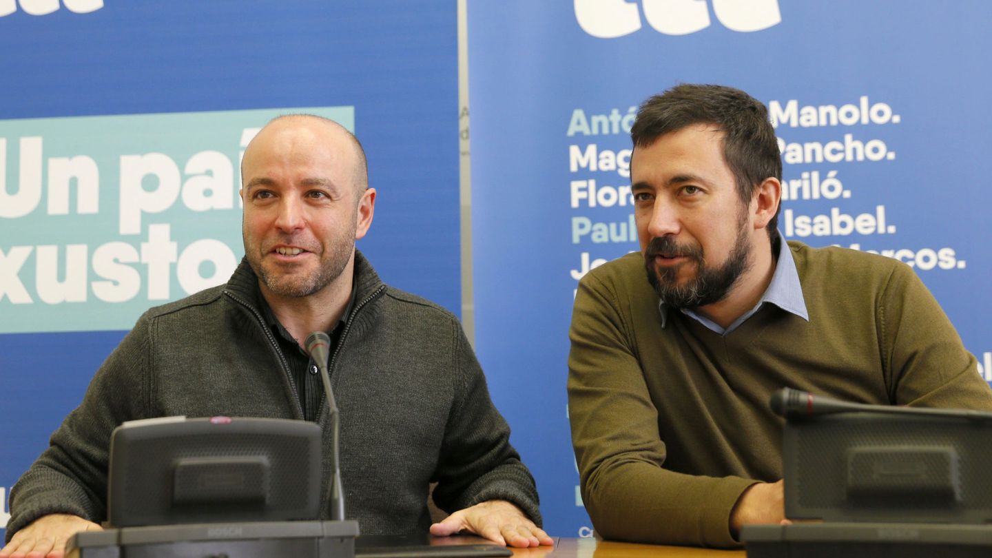 El portavoz de En Marea en el Parlamento de Galicia, Luis Villares (i), y el diputado Antón Gómez Reino. (EFE)