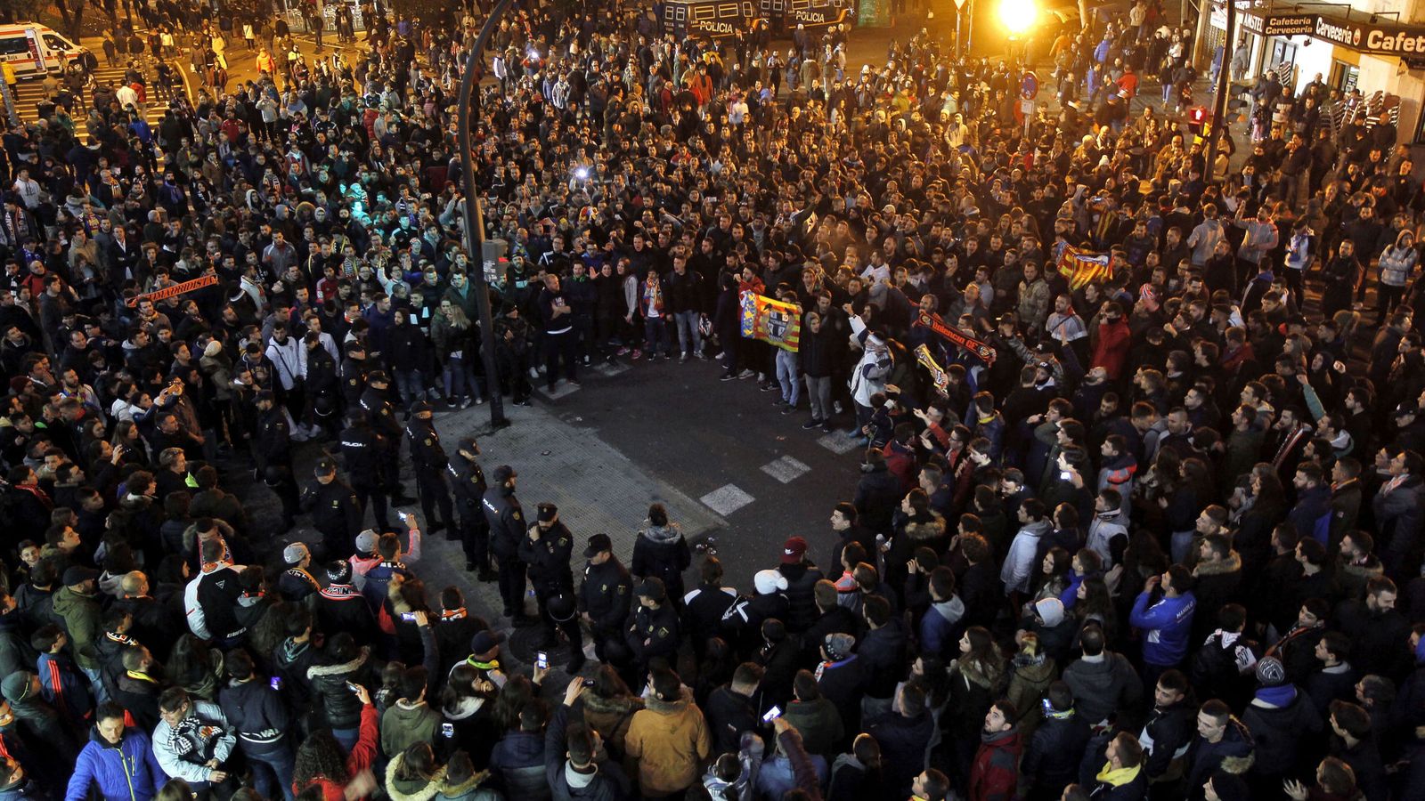 Foto: Cientos de aficionados, antes y después del partido, se congregaron en los alrededores de Mestalla para denunciar la caótica situación del club (EFE)