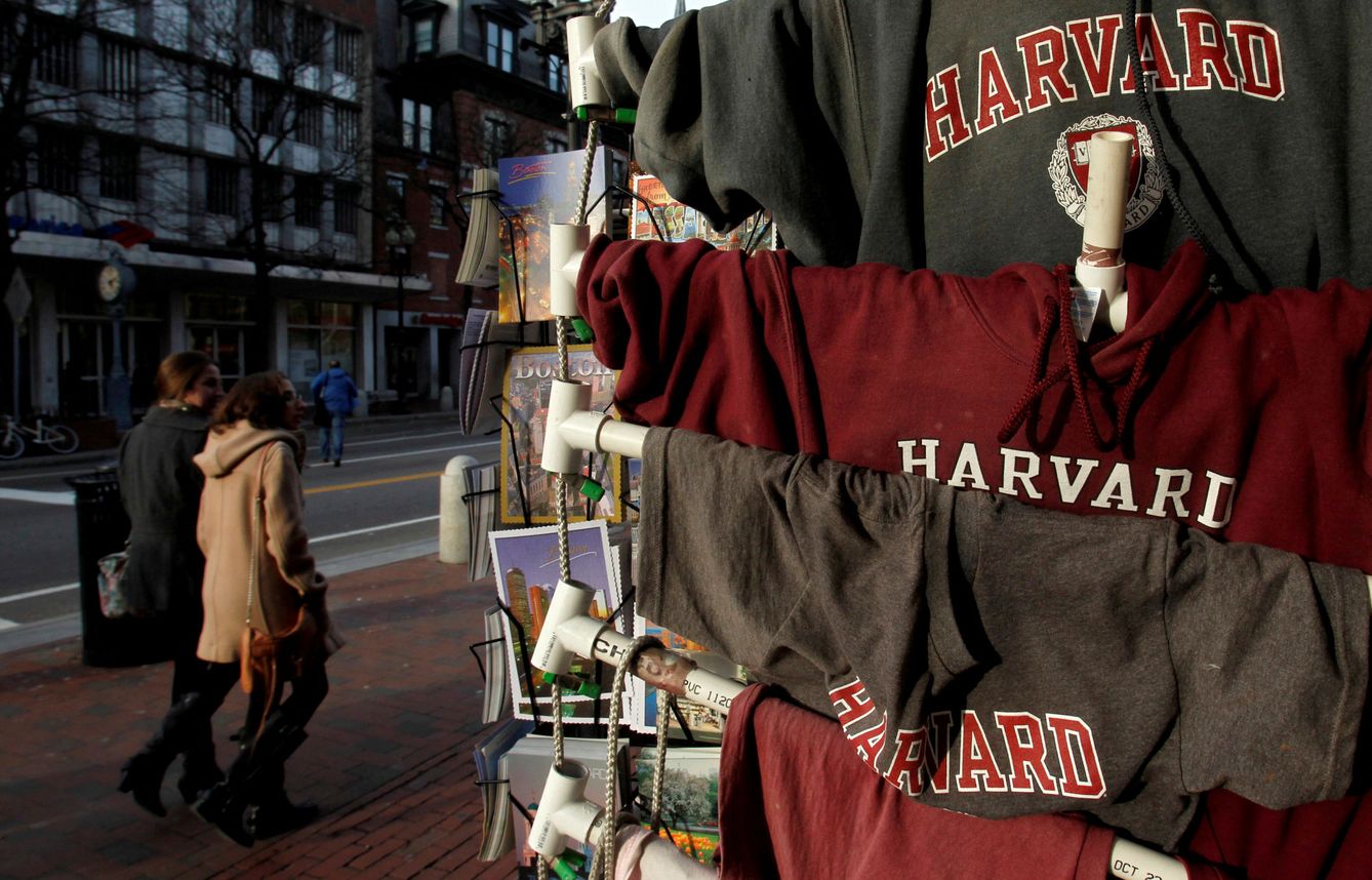 Camisetas de la Universidad de Harvard University en Cambridge (Reuters)