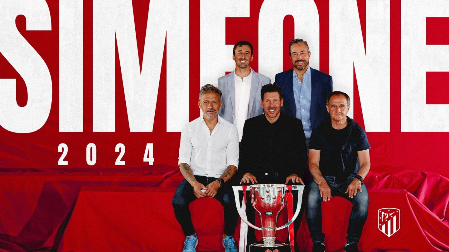 Simeone, acompañado por su cuerpo técnico y junto al título de Liga 2020 2021, tras firmar la renovación hasta 2024