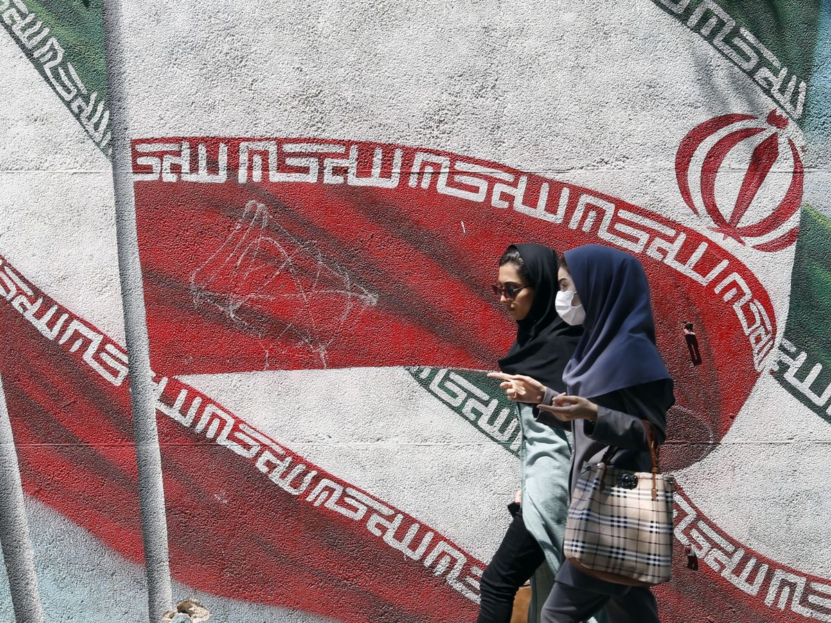 Foto: Una mujer paseo en la capital iraní, Teherán. TAbendin Aherkenareh / EFE