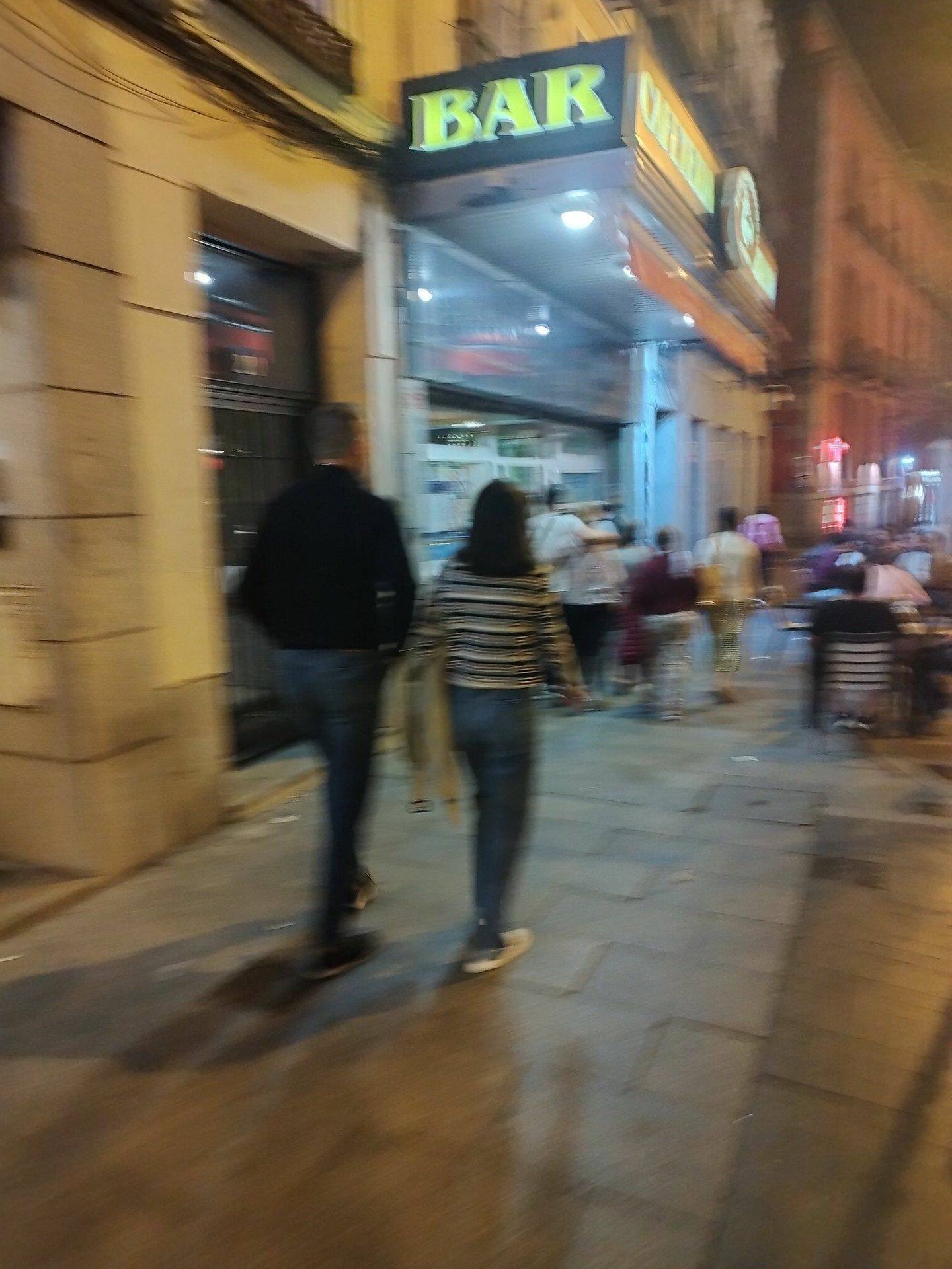 Felipe VI y Letizia paseando por Tirso de Molina, en Madrid, el pasado sábado. (@rosebudshears)