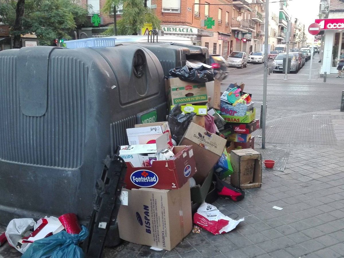 Foto: Un contenedor de basura a rebosar en Madrid