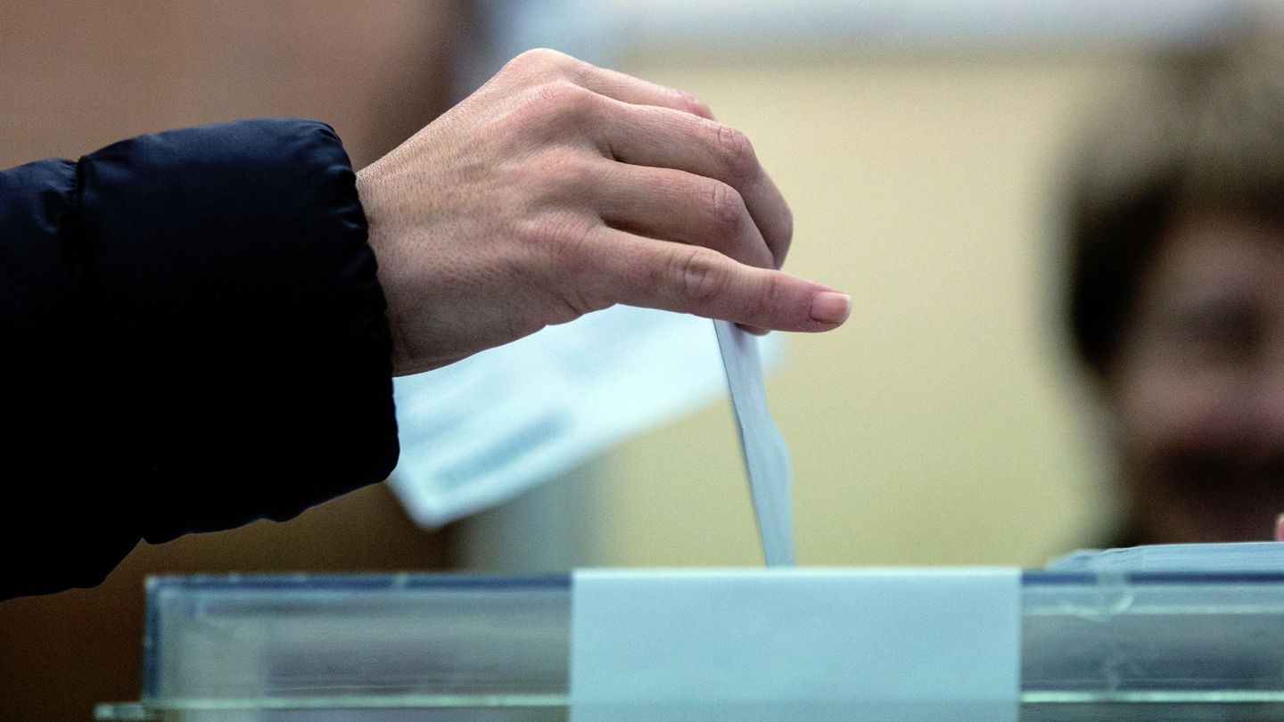 Un ciudadano emitiendo su voto (EFE)