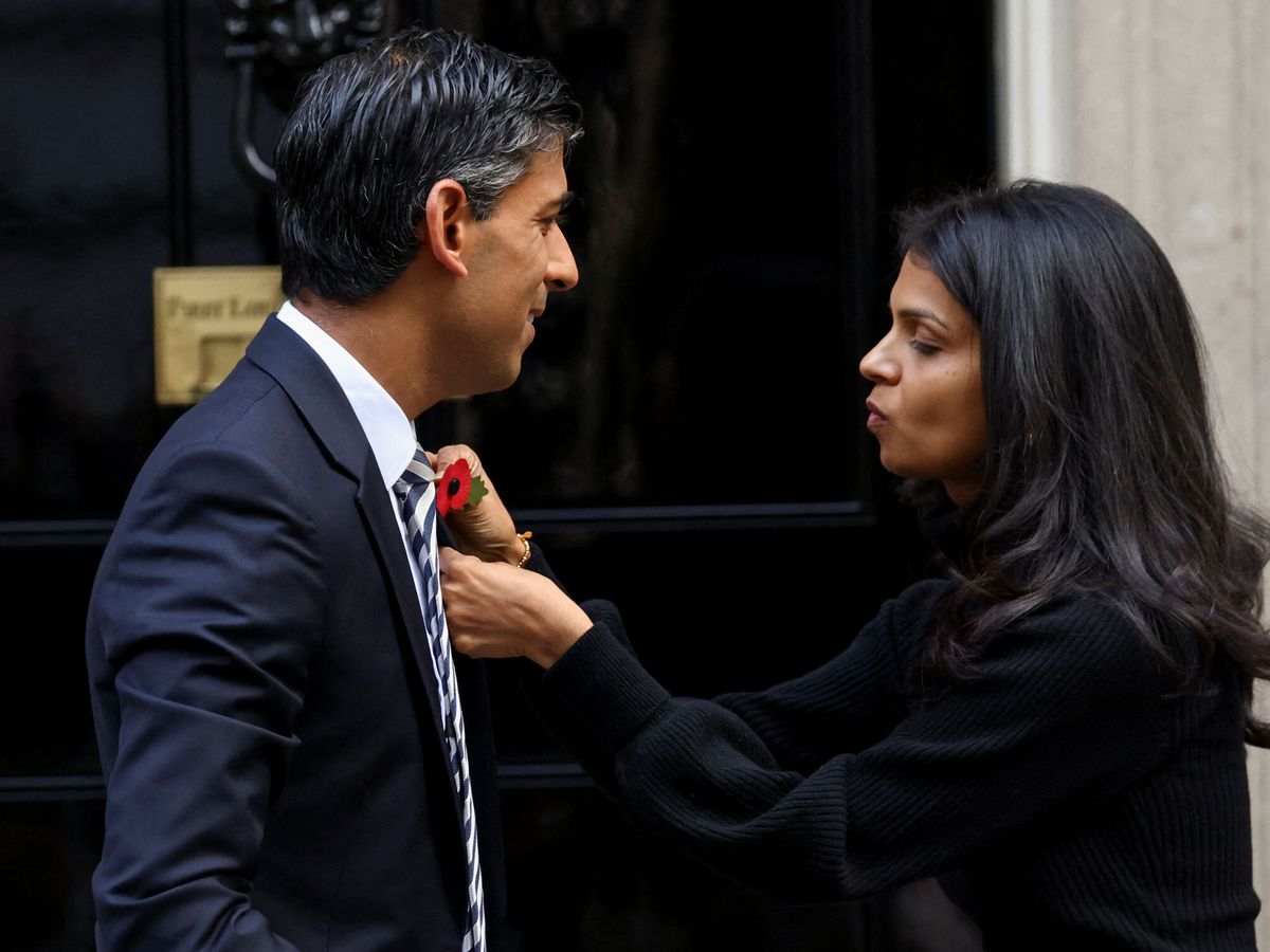 Foto: Akshata Murty y Rishi Sunak, a la puerta del 10 de Downing Street. (Reuters)