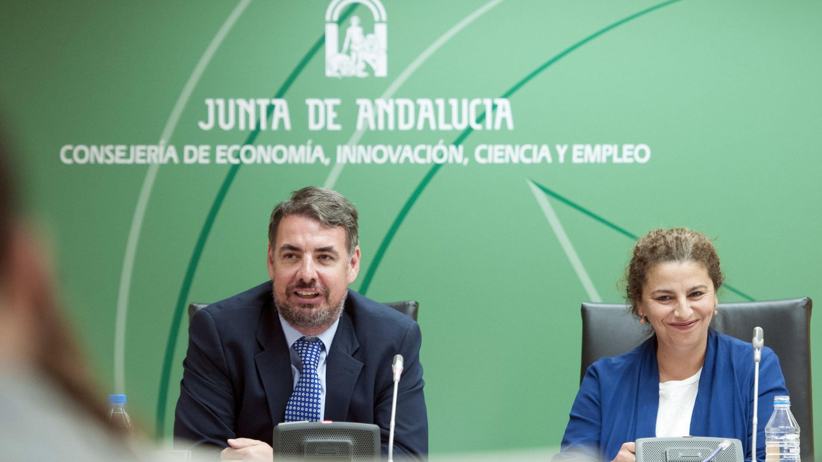 Foto: La directora general de Industria, Energía y Minas, María José Asensio (d), junto al secretario general de Industria y Energía, Vicente Fernández. (Efe)