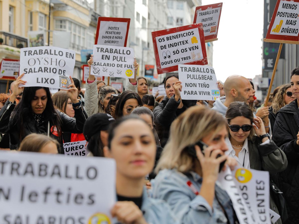 Foto: Protestas de las dependientas en A Coruña. (EFE/Moncho Fuentes)