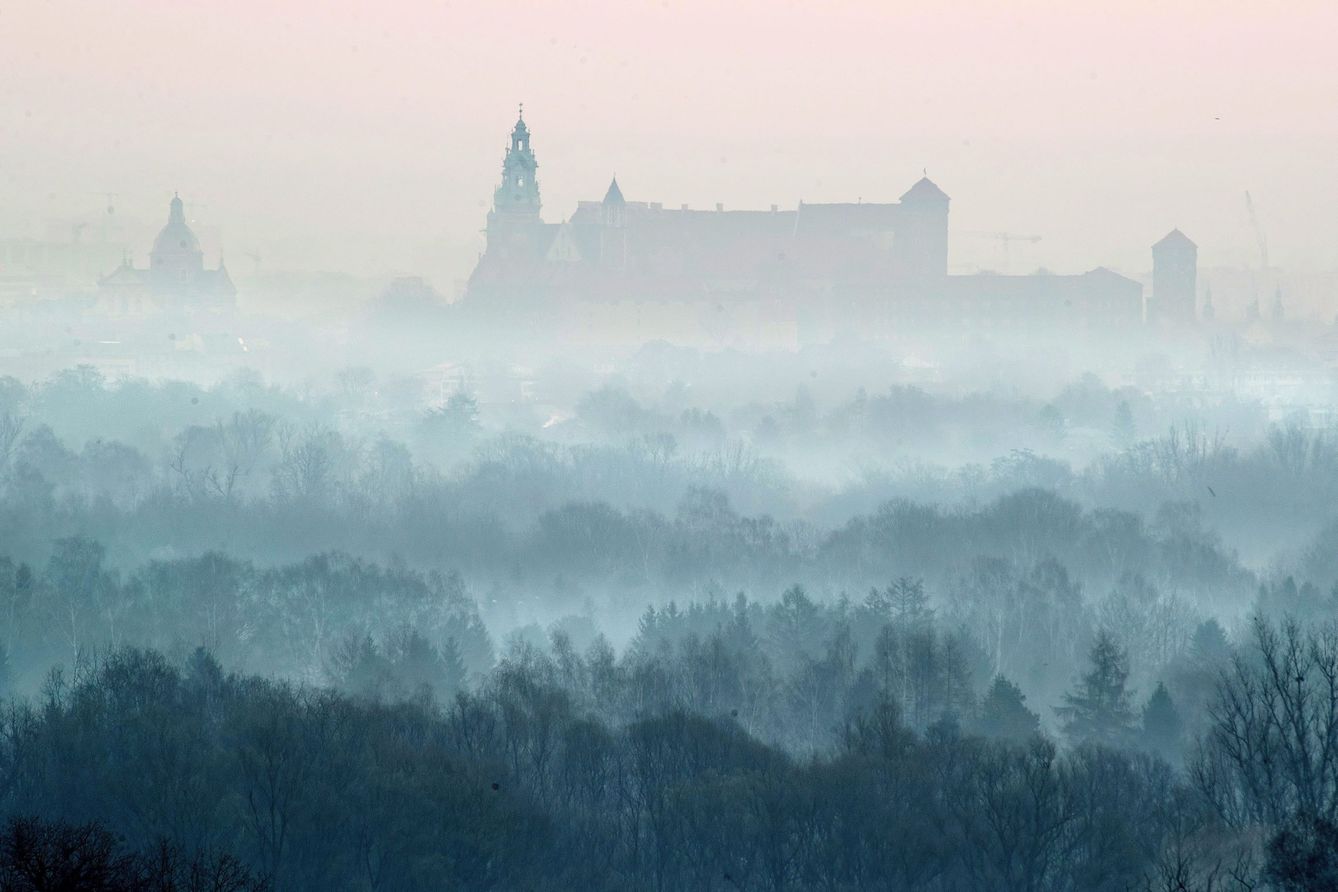 'Smog' sobre Cracovia este abril. (EFE)
