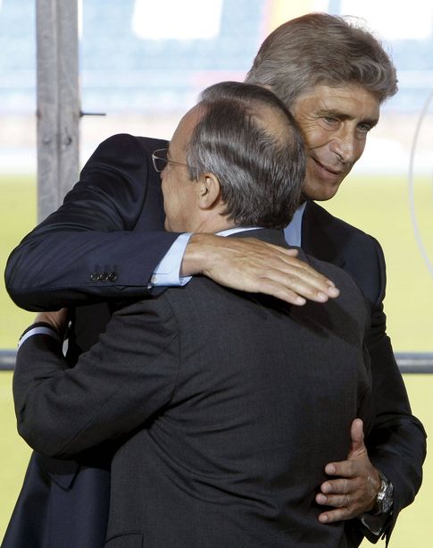 Foto: Manuel Pellegrini y Florentino Pérez se saludan en la presentación del técnico chileno con el Madrid.