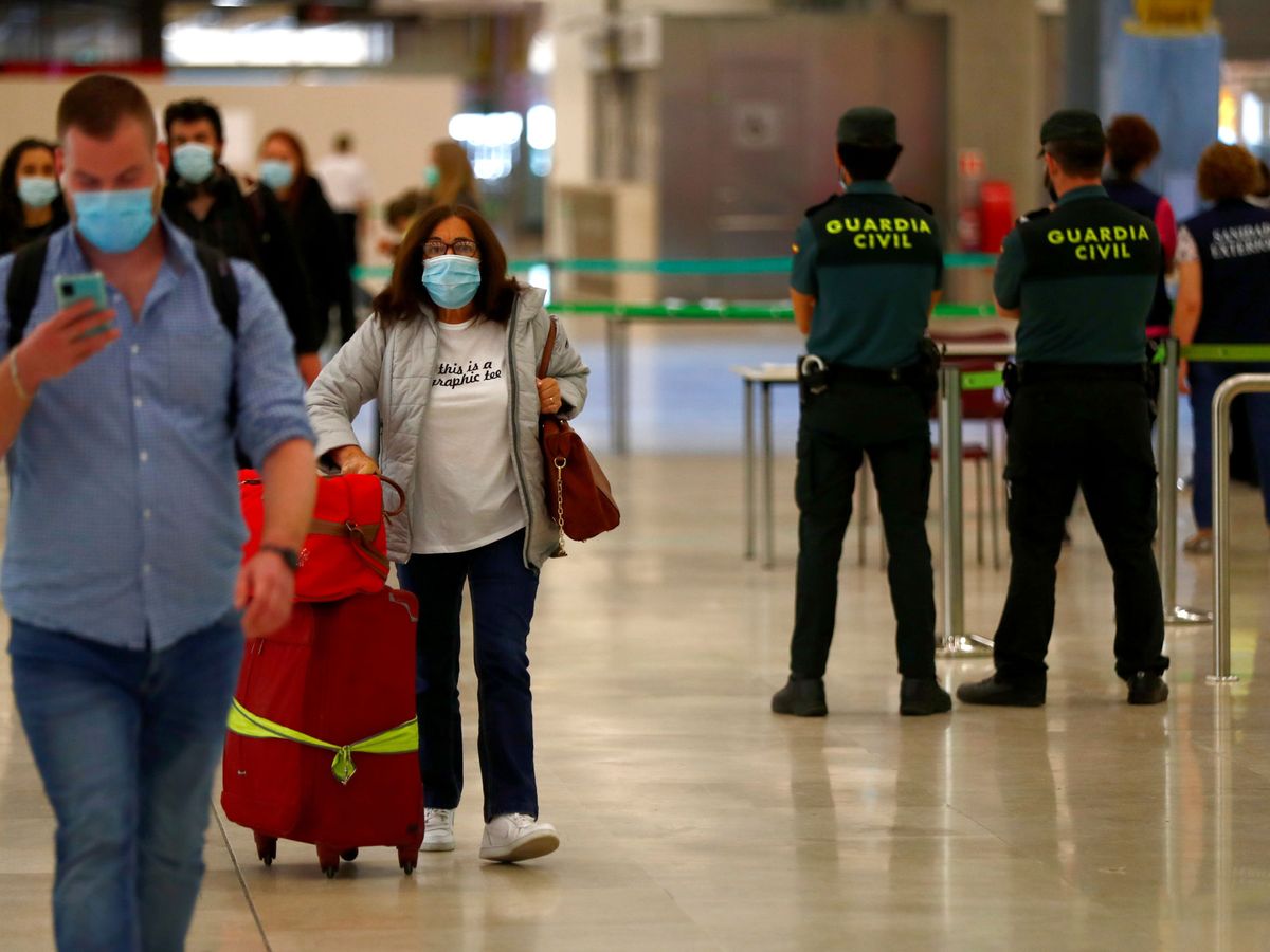 Foto: Dos guardias civiles en el aeropuerto Adolfo Suárez Madrid-Barajas. (Reuters)