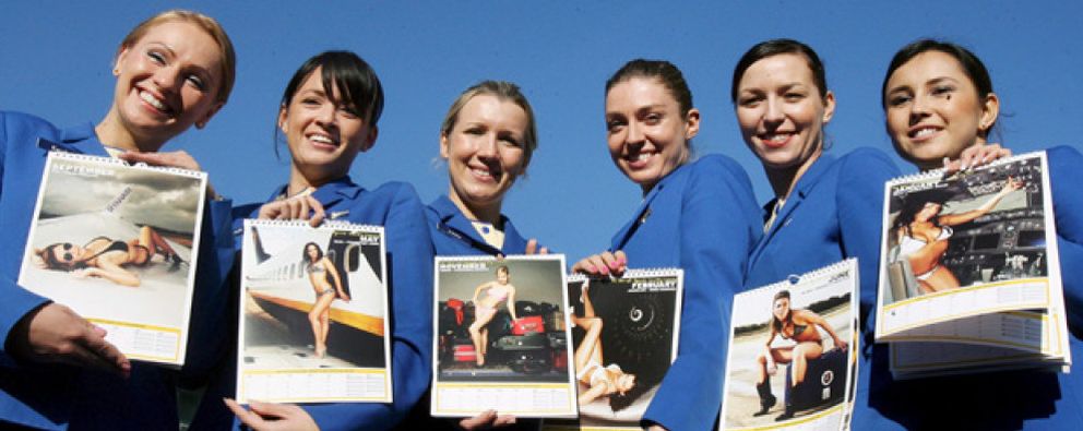Foto: FACUA y el Insituto de la Mujer critican duramente el calendario de Ryanair porque "muestra a las azafatas como objeto sexual"