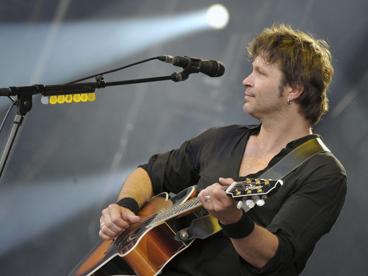 VCH122. Carhaix (France), 19/07/2014.- French singer Bertrand Cantat performs with his new band Detroit during the Vieilles Charrues Festival in Carhaix, France, 19 July 2014. The music festival runs from 17 to 20 July. (Francia, Francia) EFE/EPA/HUGO MARIE
