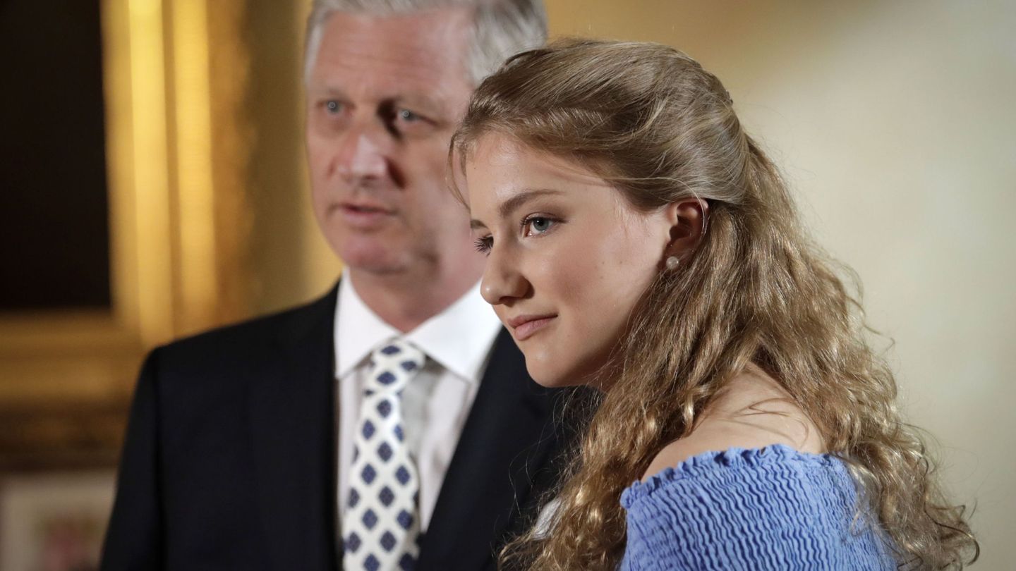 La princesa Elisabeth junto a su padre, el rey Felipe. (EFE)