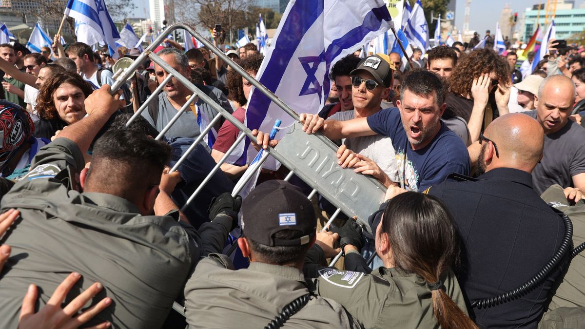 La Policía carga contra los manifestantes en las protestas de Tel Aviv con gases y bombas de sonido