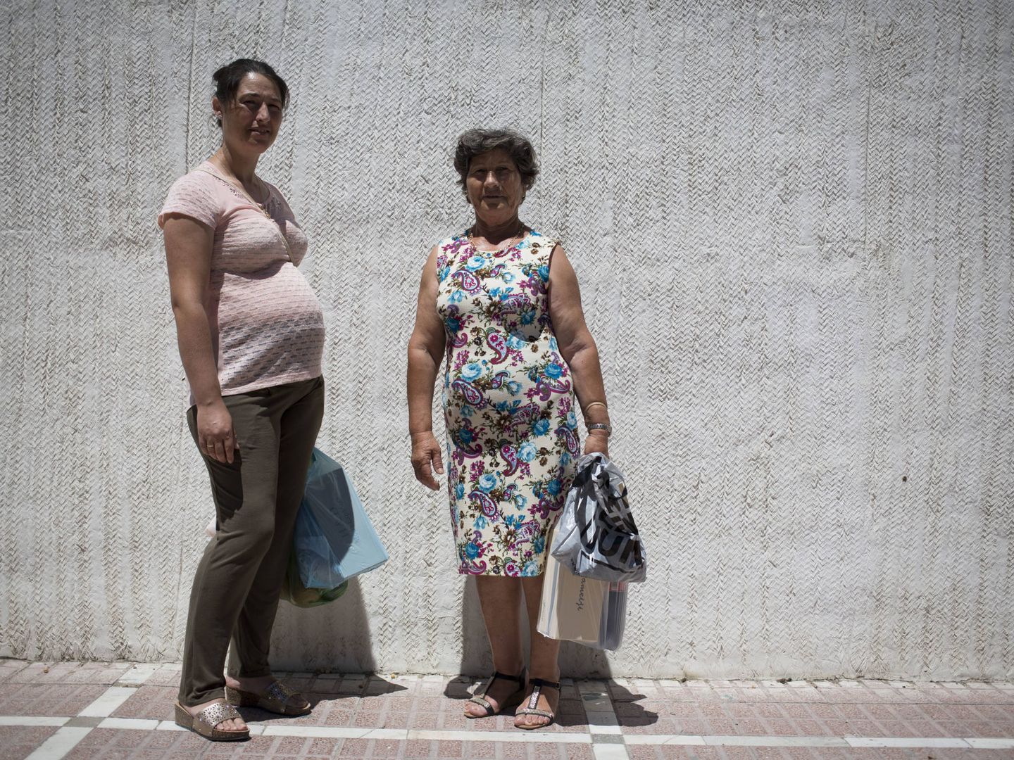 María Moreno (i) y Ana Valenzuela (d), hija y madre respectivamente, en Jódar. (Foto: Fernando Ruso)