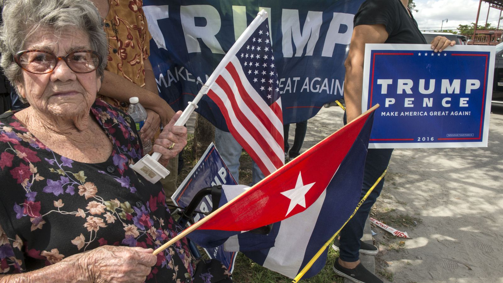 Foto: Una ciudadana cubanoamericana durante la visita de Trump a Miami, el 25 de octubre de 2016 (EFE)