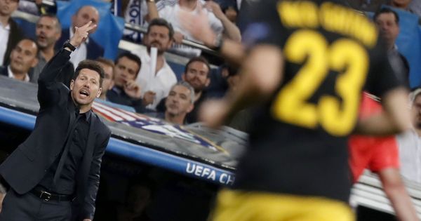 Foto: En la imagen, Simeone, sentado en el banquillo del Santiago Bernabéu. (Reuters)