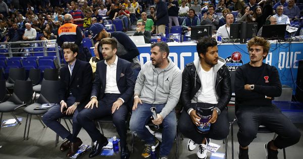 Foto: Gerard Piqué (segundo por la izquierda) y Antoine Griezmann (primero por la derecha), este jueves en la Copa del Rey. (ACB Photo)