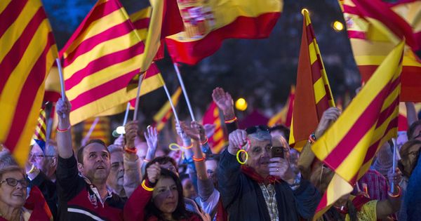 Foto: Simpatizantes de Societat Civil Catalana celebran la fiesta del 12 de octubre con el acto "España suena bien" en 2016. (EFE)
