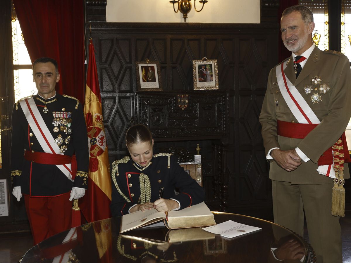 Foto: La princesa Leonor estampa su firma en el libro de honor de la la Academia General Militar. (EFE/Casa S.M. El Rey)